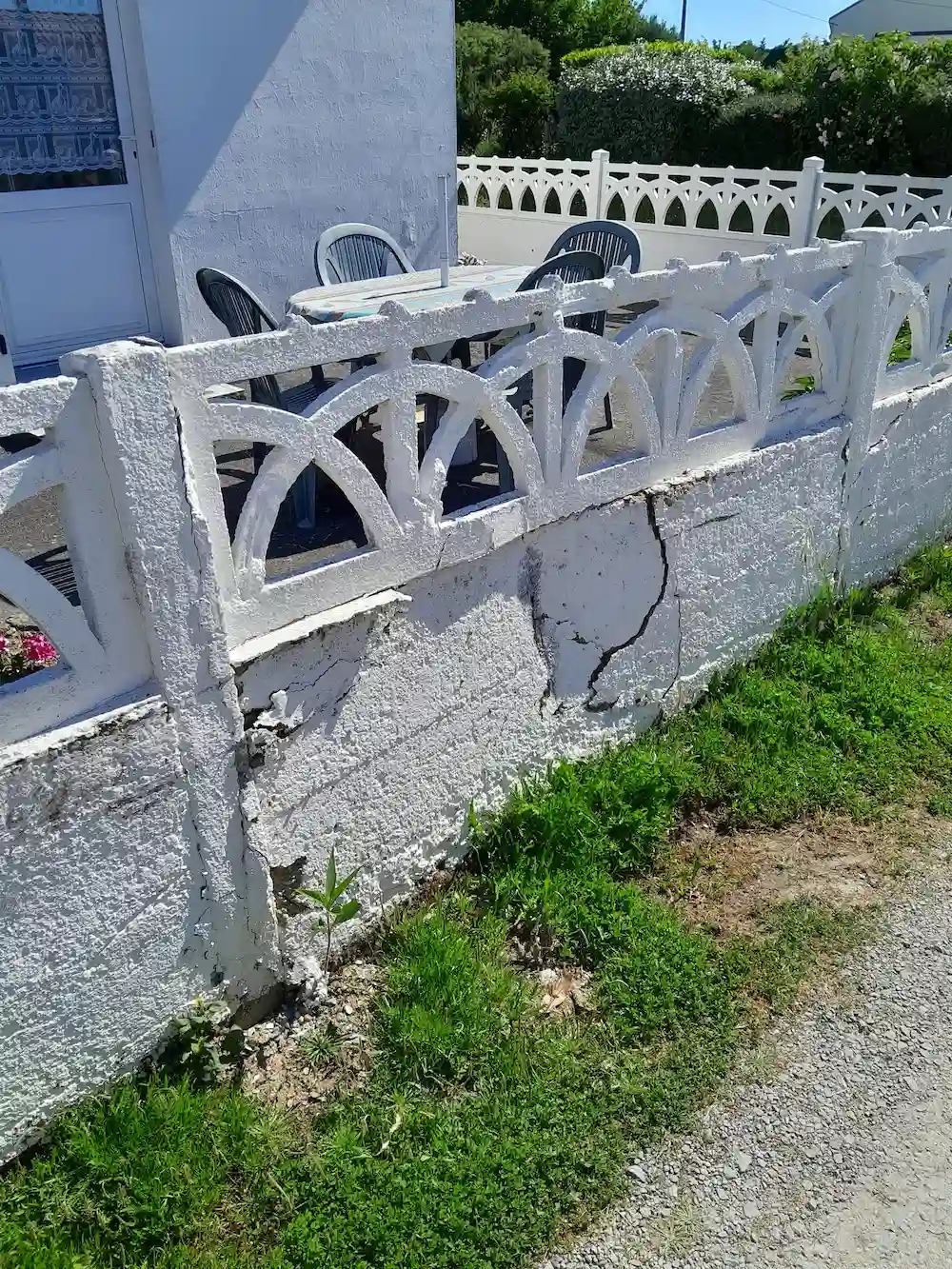 État des lieux d'une murette fissurée et cassée à Tharon-Plage avant intervention de maçonnerie paysagère.