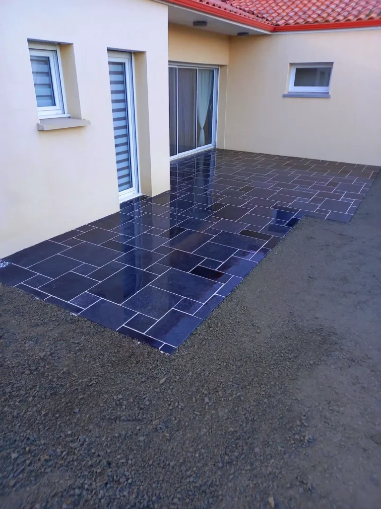 Terrasse en dallage anthracite poli réalisée à La Plaine-sur-Mer par Thomas Paysage, paysagiste sur la Côte de Jade.