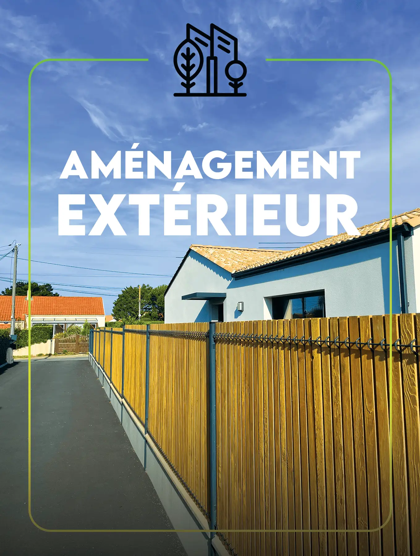 Aménagement extérieur avec pose de palissade en bois et réalisation d'un enrobé noir à Pornic par Thomas Paysage.