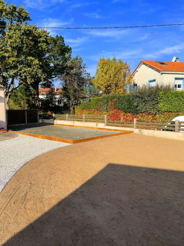 Aménagement complet de jardin avec construction d'un terrain de pétanque en sable stabilisé à Pornic.