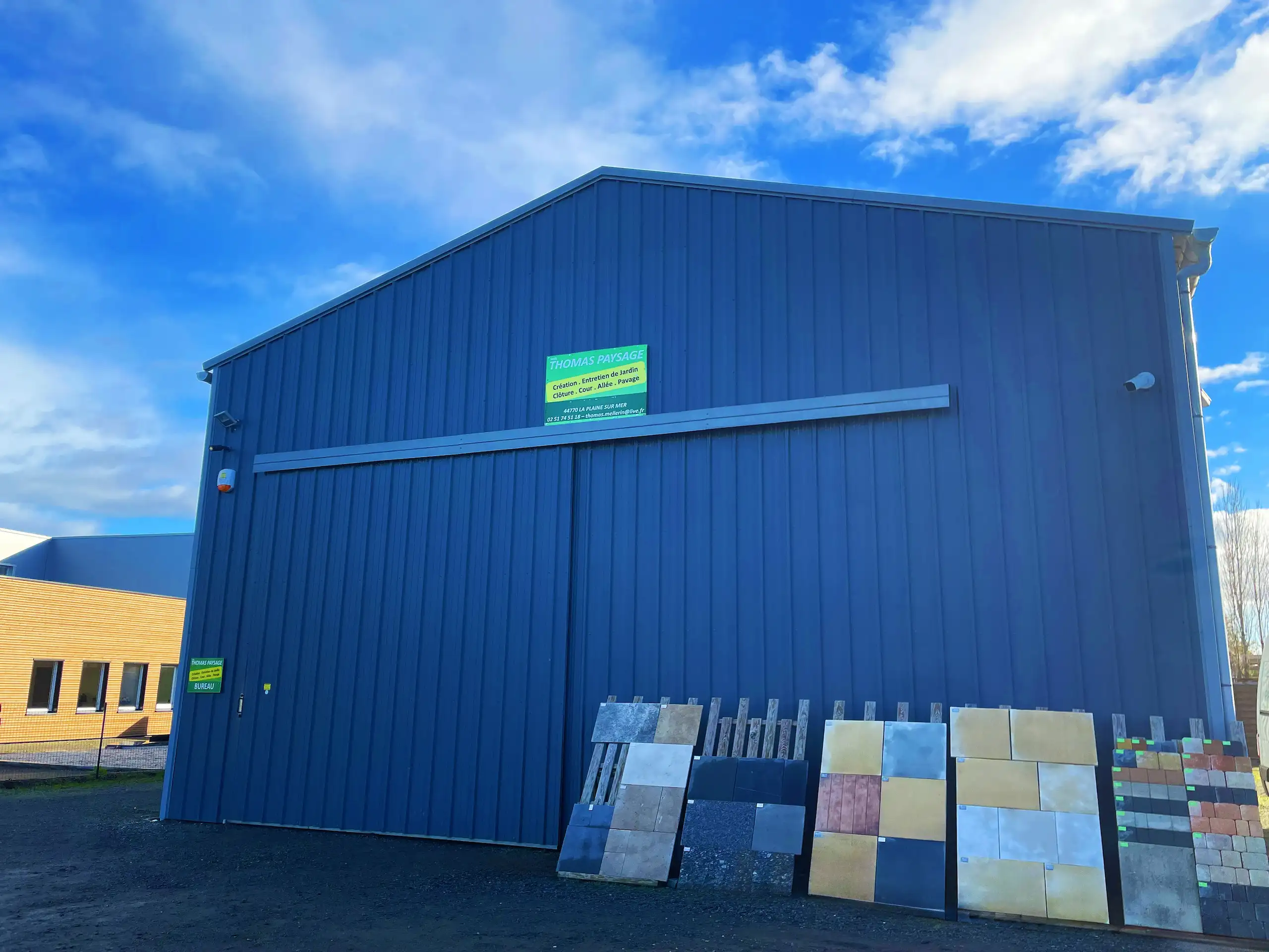 Siège social et dépôt logistique de l'entreprise Thomas Paysage à La Plaine-sur-Mer, sur la Côte de Jade.