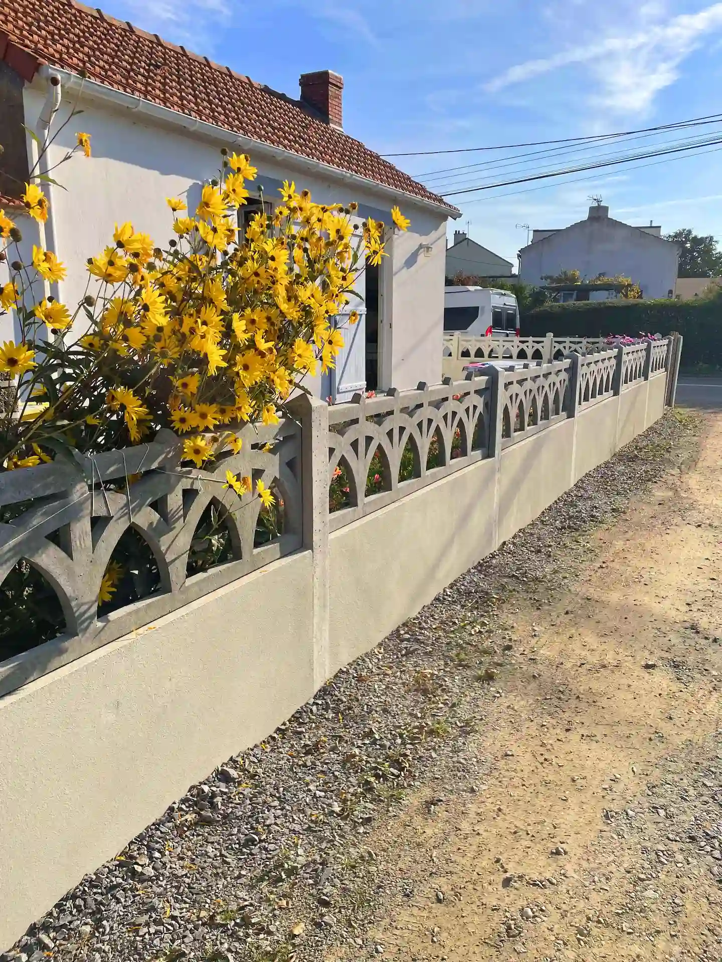 Travaux de maçonnerie paysagère avec pose d'un muret en pierre naturelle à Saint-Michel-Chef-Chef.
