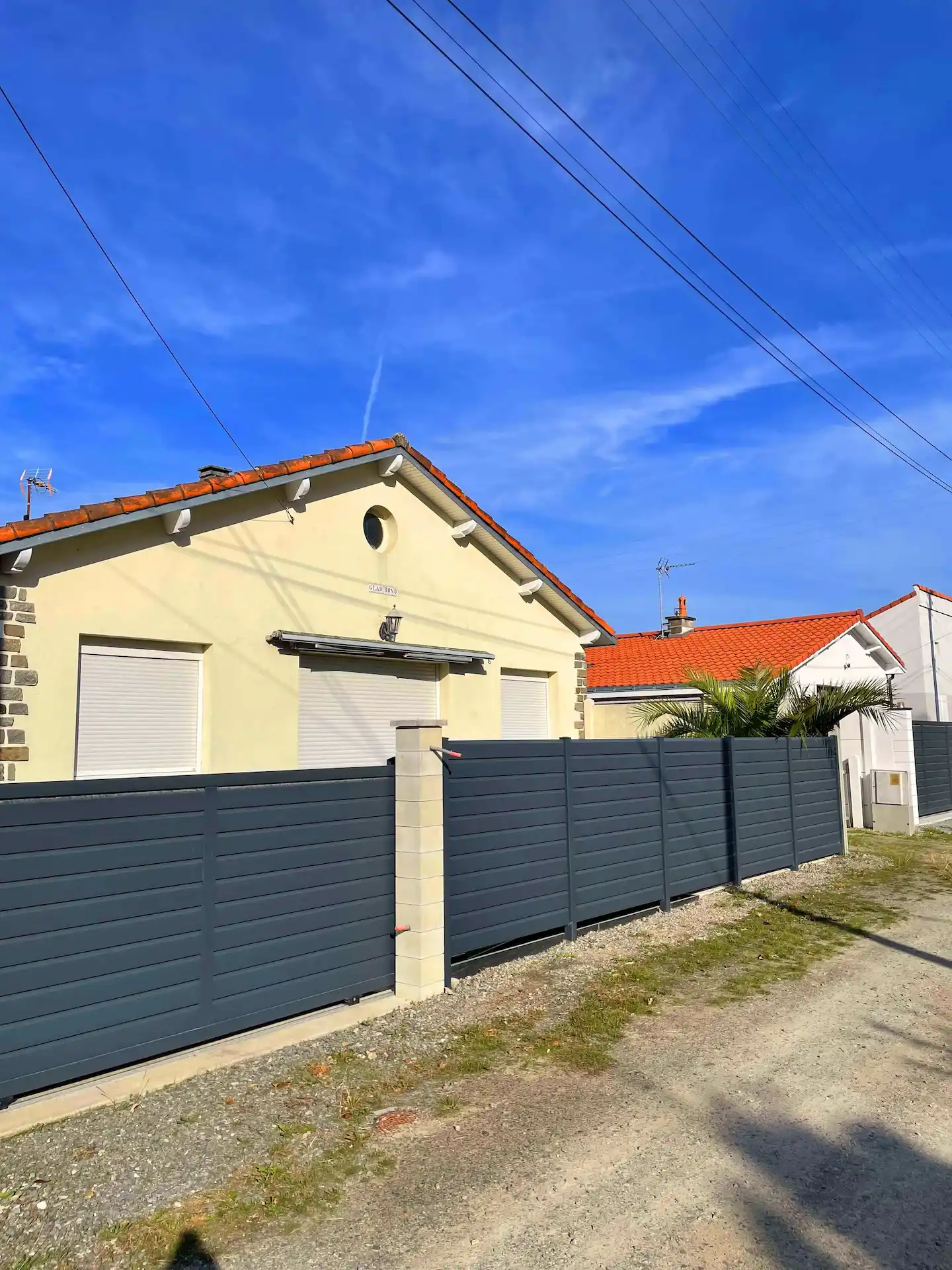 Installation d'un portail en aluminium avec clôture assortie pour une entrée de maison moderne à Saint-Brevin-les-Pins par Thomas Paysage.