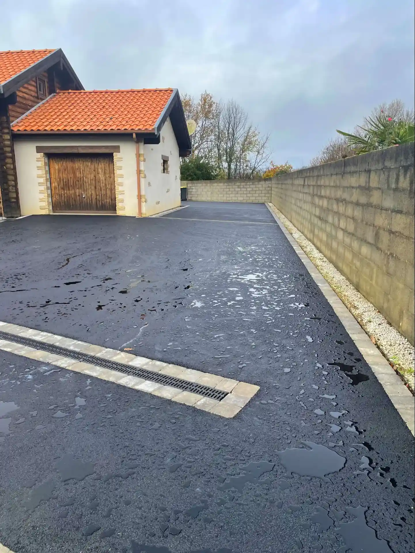 Pose d'un enrobé noir à chaud sur l'ensemble d'une cour de maison à La Plaine-sur-Mer.